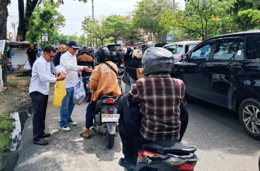 PWI Riau, Sedekah 600 Nasi Bungkus ke Warga Pengguna Roda Dua dan Roda Empat di Jalan Arifin Ahmad
