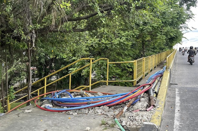 Ganggu Pejalan Kaki, Pekan Depan Kabel di Jembatan Siak I Dipindahkan