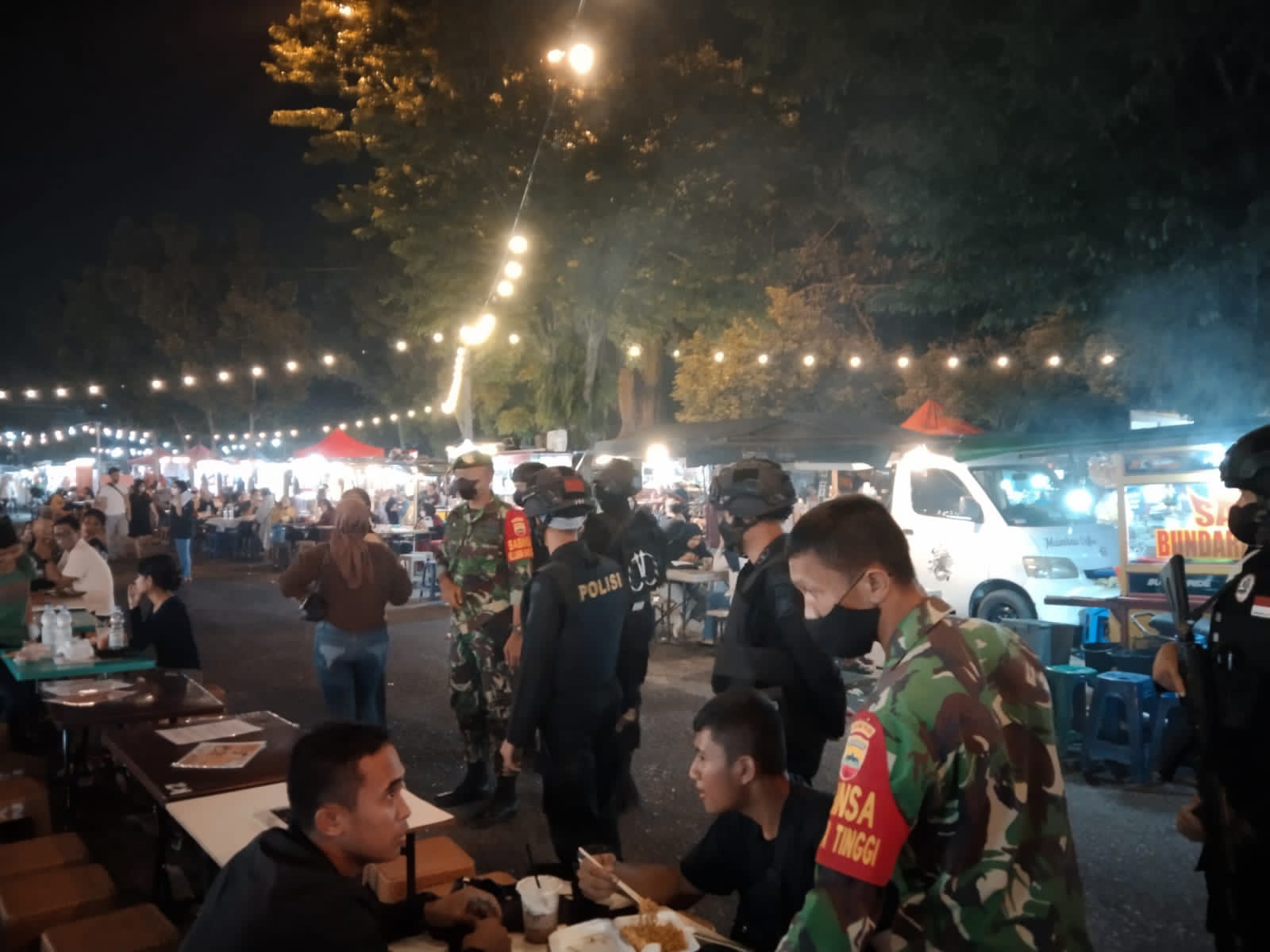Patroli PPKM,  Babinsa Gencar Edukasi  Prokes di Wilayah Teritorial 