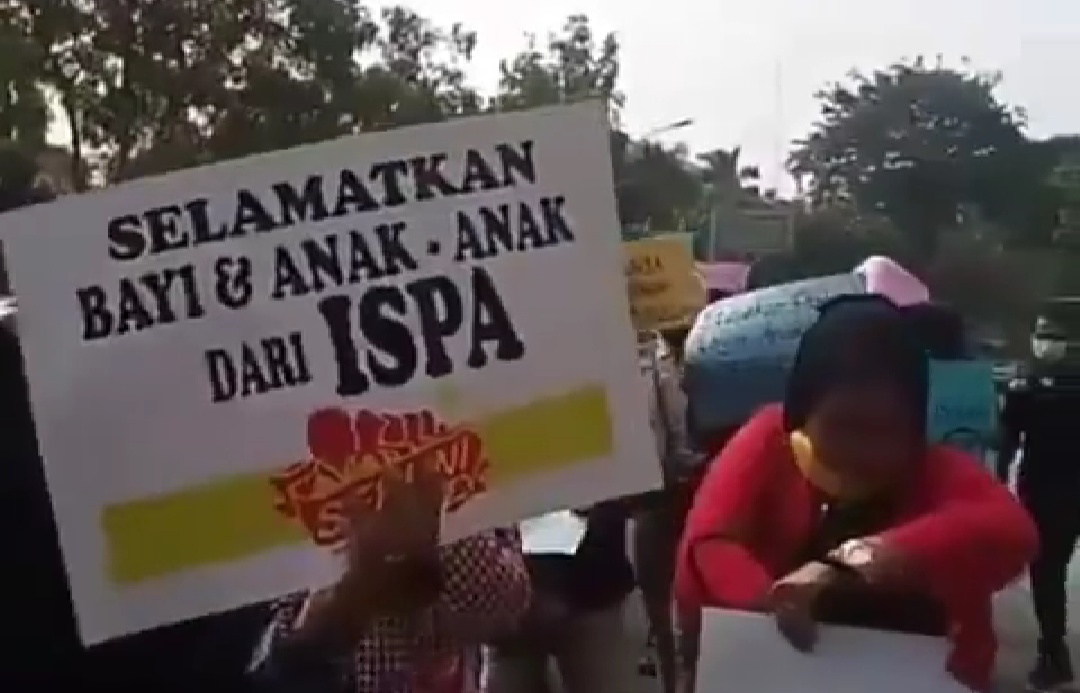 Demo Kabut Asap, Puluhan Emak-emak Geruduk Kantor Gubernur Riau