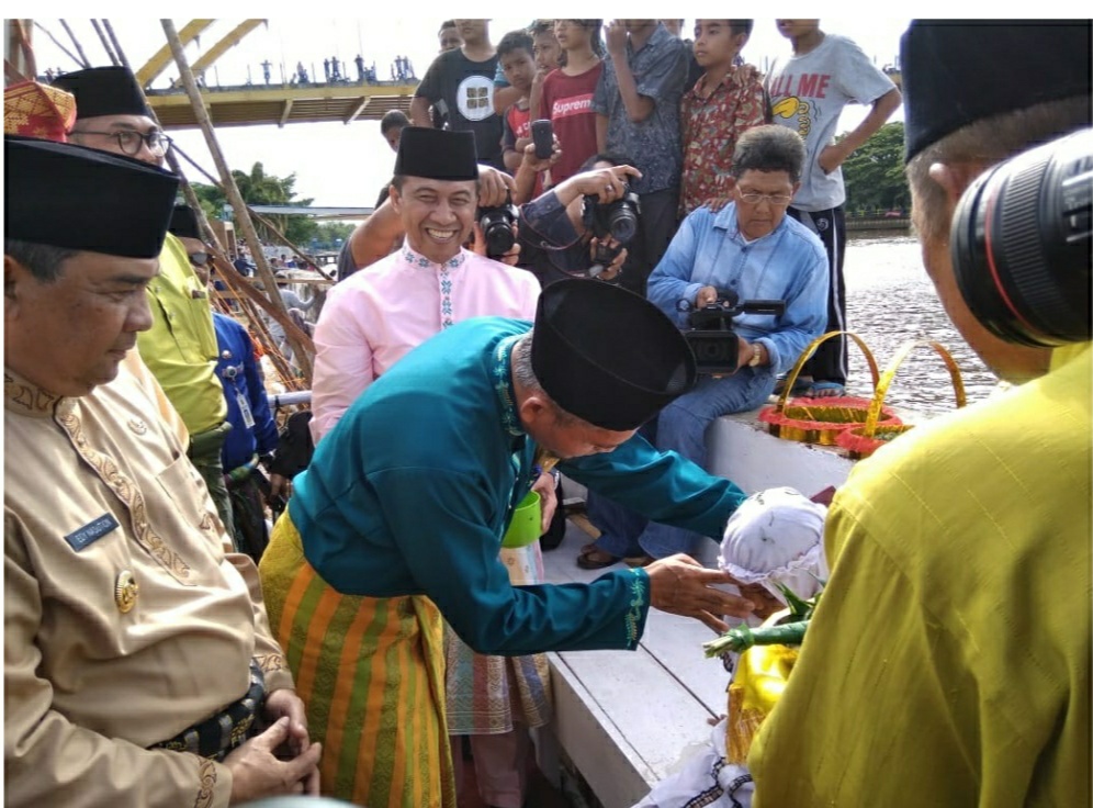 Wakil Gubernur dan Wakil Walikota Pekanbaru Hadiri Tradisi Petang Balimau di Tepian Sungai Siak