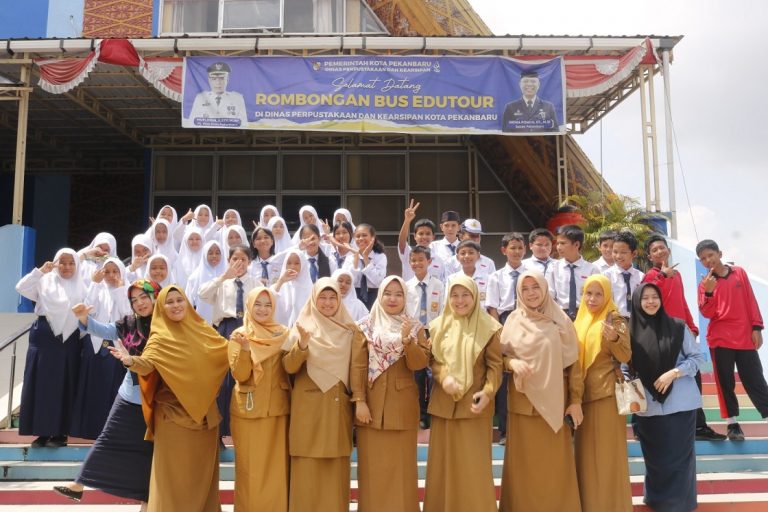 Dispusip Pekanbaru Sosialisasikan OPAC dalam Program LiteraTour Kepada Siswa SMPN 26
