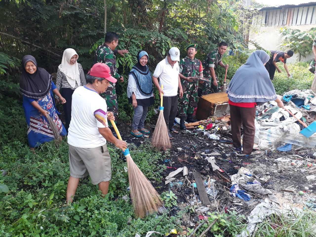 Babinsa Kodim 0301 Pekanbaru Goro Bersama Warga