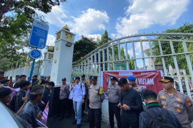 Demo di Kantor Gubernur, Aliansi Mahasiswa dan Masyarakat Riau Tolak Pernyataan Adian Napitupulu Soal TNTN