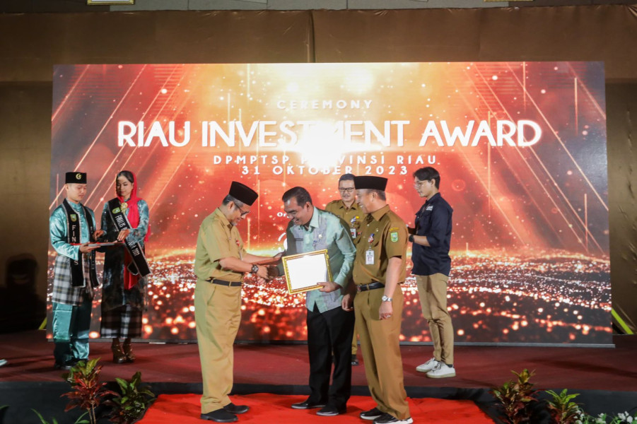 Apresiasi Atas Capaian Investasi, Pemko Pekanbaru Dapat Dua Penghargaan dari Gubri