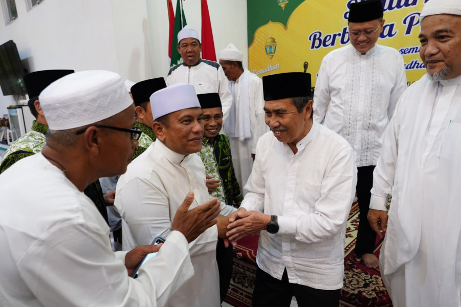 Gubri Syamsuar Serahkan Bantuan CSR BRK Syariah untuk Ponpes Babussalam