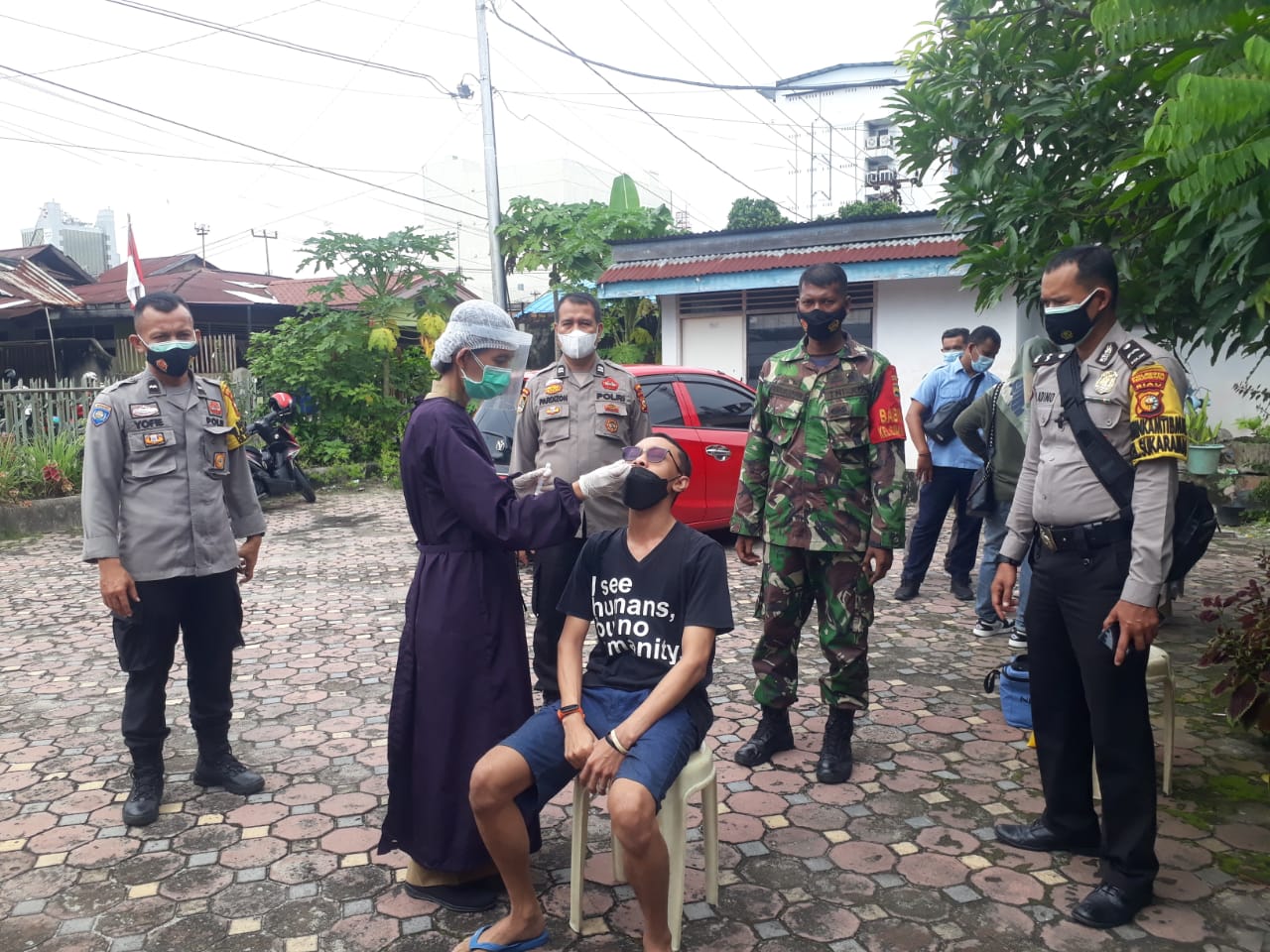 Babinsa-bhabinkamtibmas Dampingi Nakes Gelar 3T