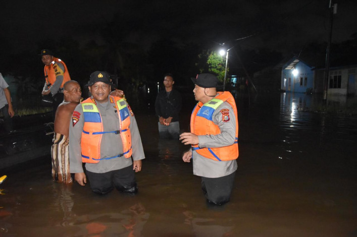 Wakapolda Riau Bersama Dansat Brimob ke Lokasi Banjir, Bantu Evakuasi Korban
