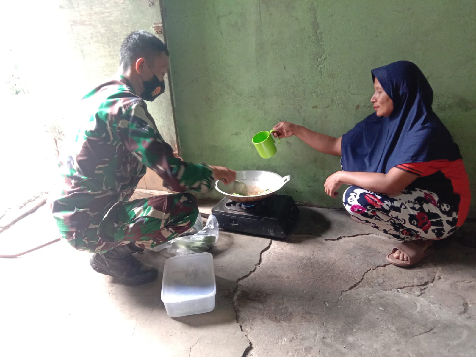Sambangi Warga, Babinsa Masuk Dapur Bantu Memasak