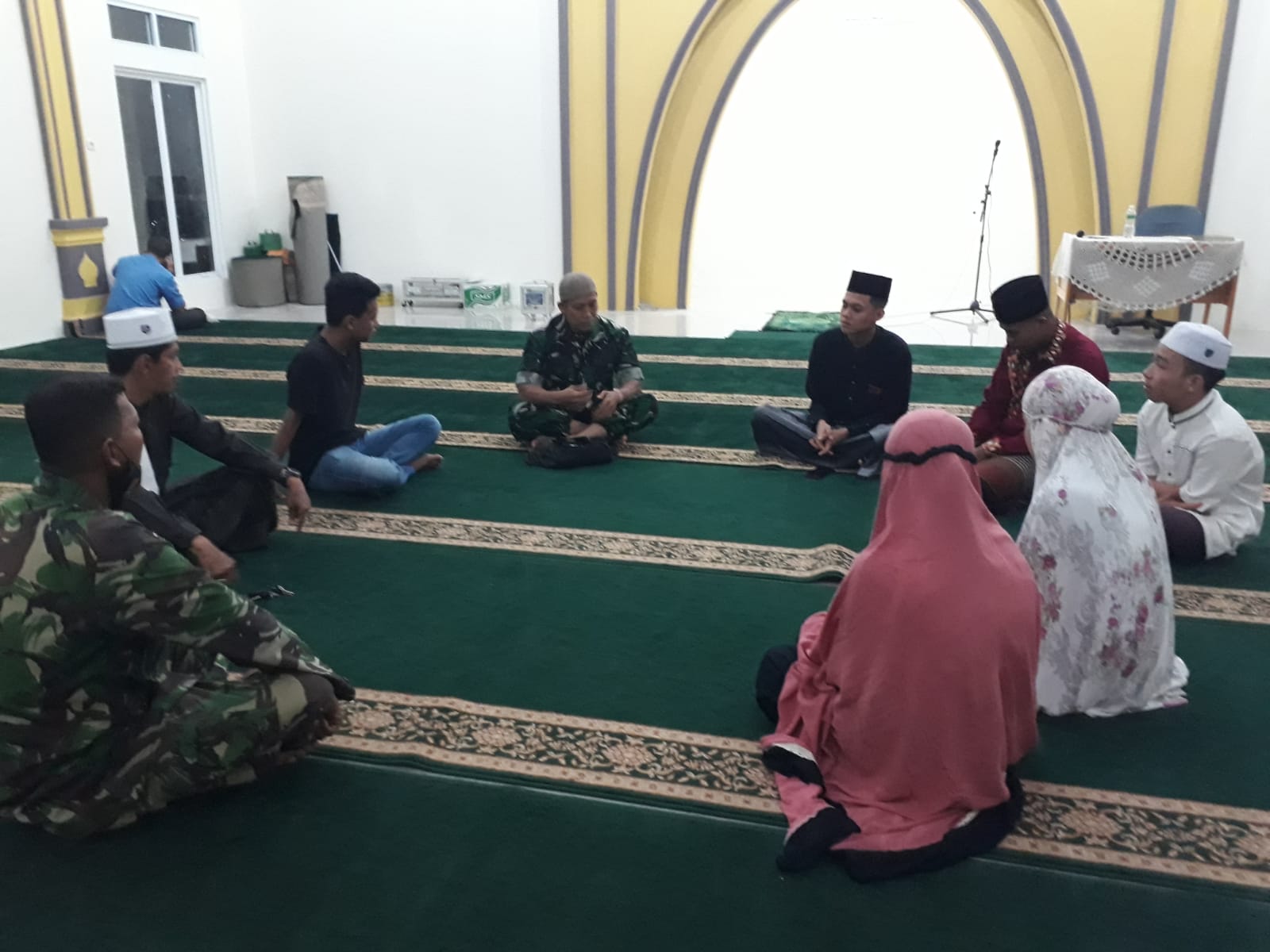 Sertu Khairuddin Salat Subuh Berjamaah dan  Ikuti Bimbingan untuk  Anak di Masjid Syuhada 