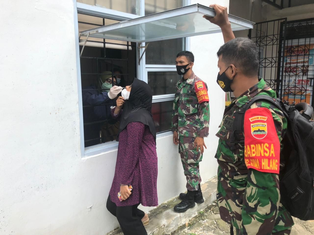 Babinsa Sertu TM Sihite Monitoring Swab PCR di Puskesmas 
