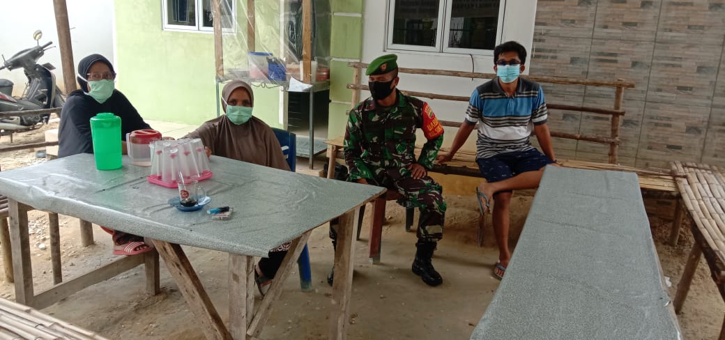 Komsos dengan Warga RW 04, Babinsa Bahas Goro Massal Pembuatan Sarana Olahraga 