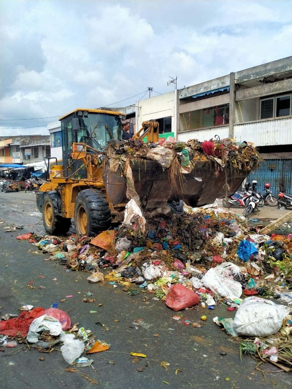 Jumat Bersih, Koramil 02 Kota Bersama Upika Pekanbaru Kota Goro Bersihkan Sampah 