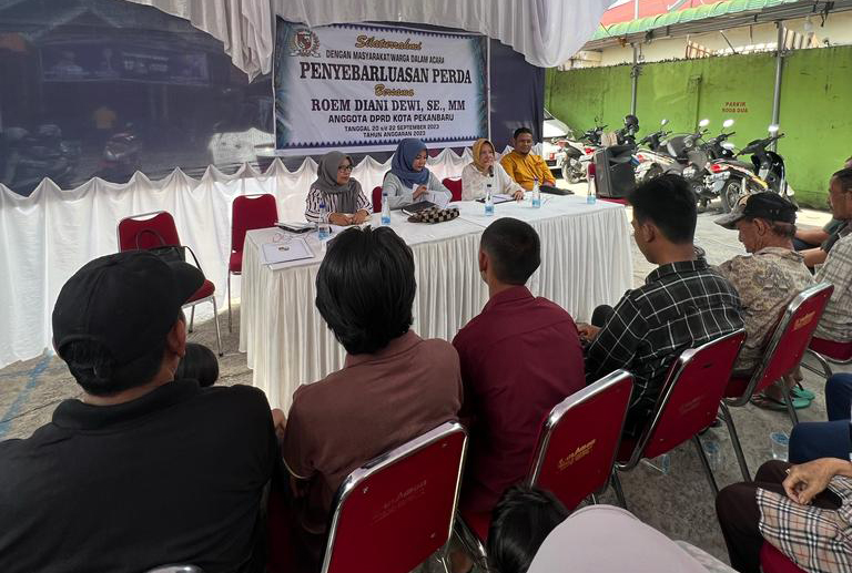 Anggota DPRD Kota Pekanbaru Roem Diani Dewi Laksanakan Sosialisasi Perda di Jalan Kamboja