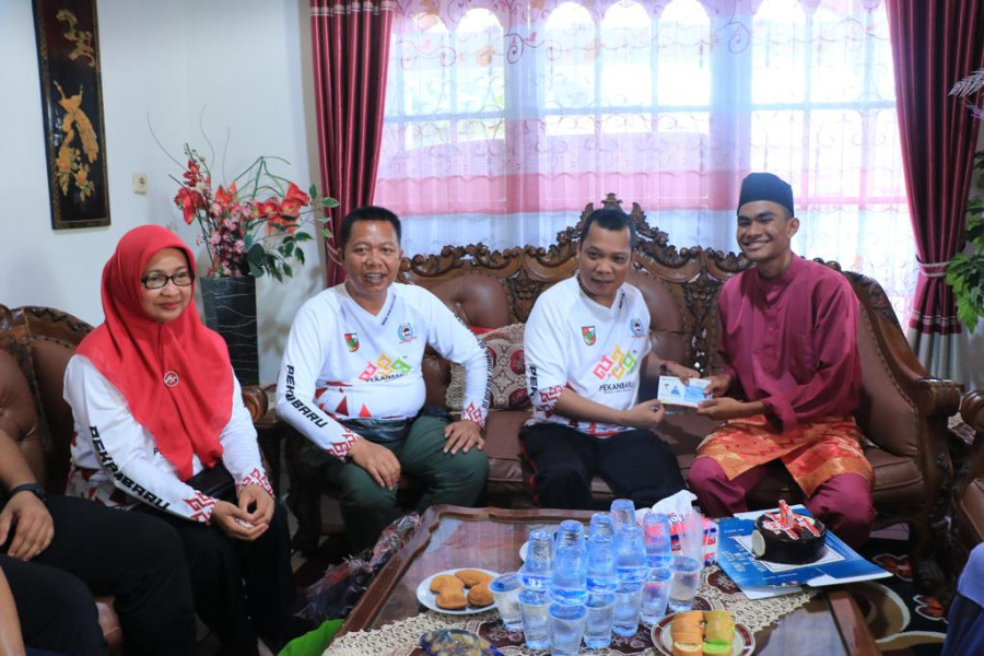Lahir Bertepatan dengan HUT Pekanbaru, Muflihun Serahkan Langsung KTP Warga