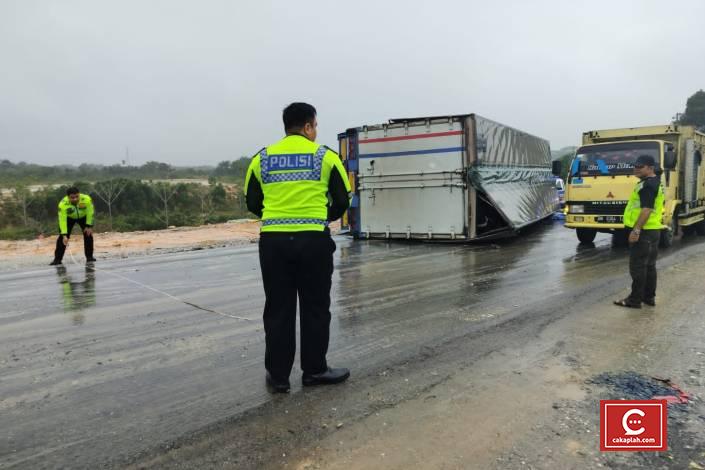 Truk Terguling Usai Tabrak Bus di Jalan Yos Sudarso Pekanbaru, Empat Orang Luka-luka