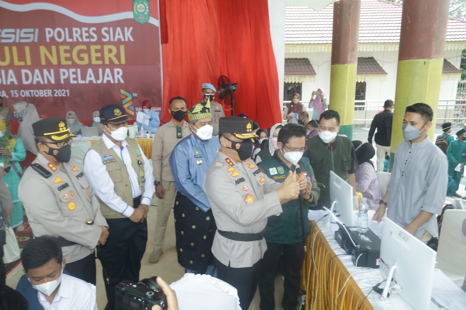 Kapolda Riau Tinjau Vaksinasi Masal Ribuan Pelajar dan Lansia di Siak