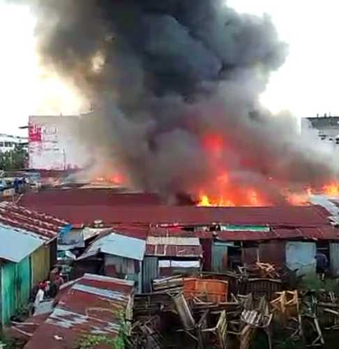 Kios Rata dengan Tanah, Pedagang Pasar Cik Puan Pekanbaru Menangis