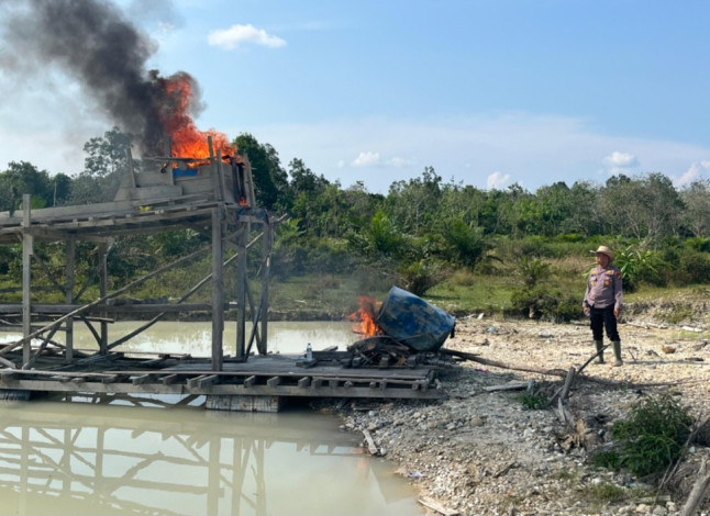 Mesin Tambang Emas Ilegal di Kuansing Dibakar