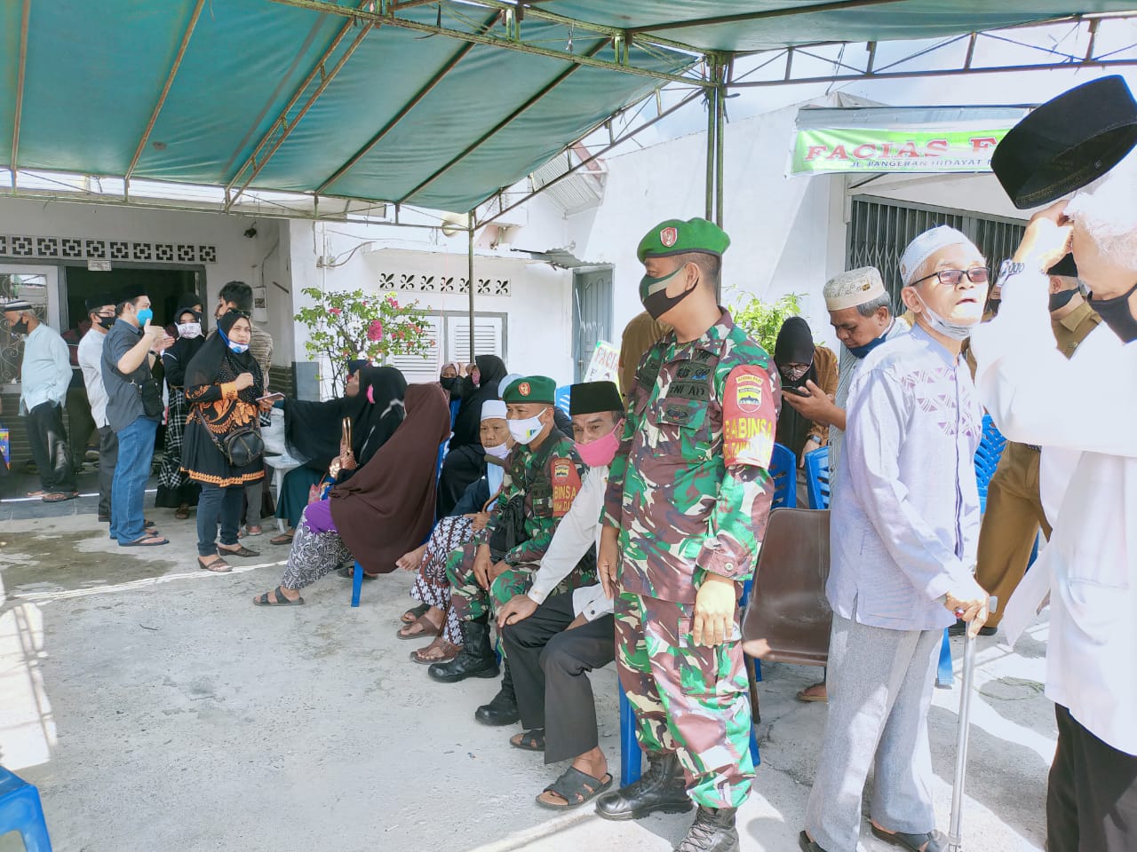 Babinsa Takziah dan Salatkan Tokoh Masyarakat Tanahdatar