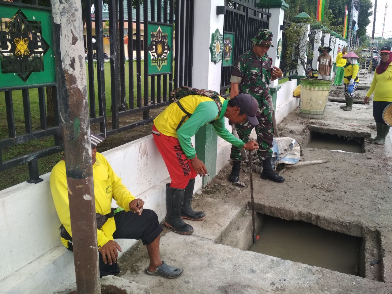 Sempena HUT TNI, Babinsa Sukaramai Normalisasi Parit di jalan Ahmad Dahlan 
