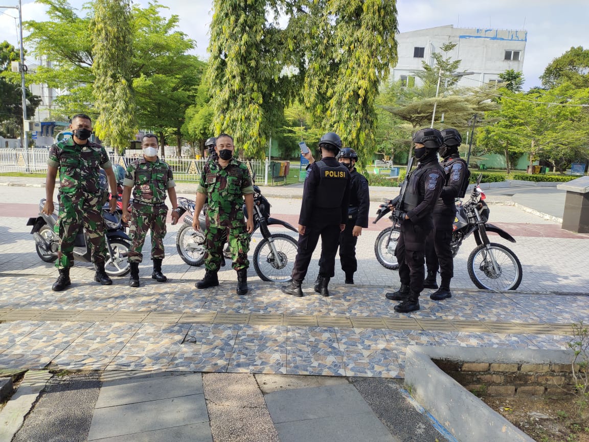 Patroli Sinergitas TNI-Polri, Babinsa Imbau Warga Tetap Dipakai  Taat Prokes dan Jaga Kebersihan 