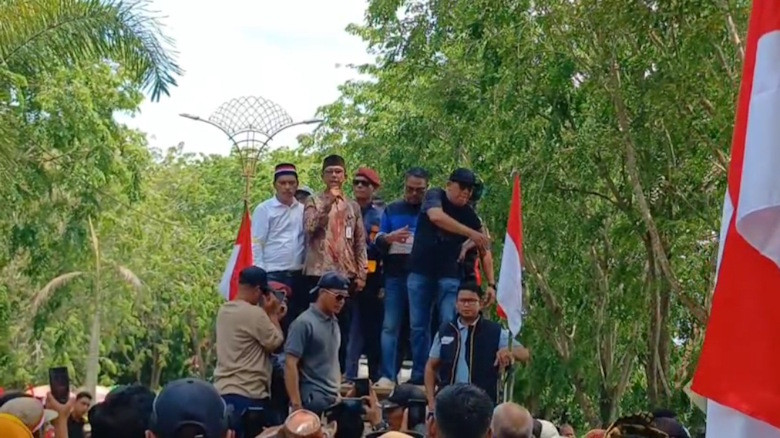 Ketua KPU Siak Datangi Massa Demo