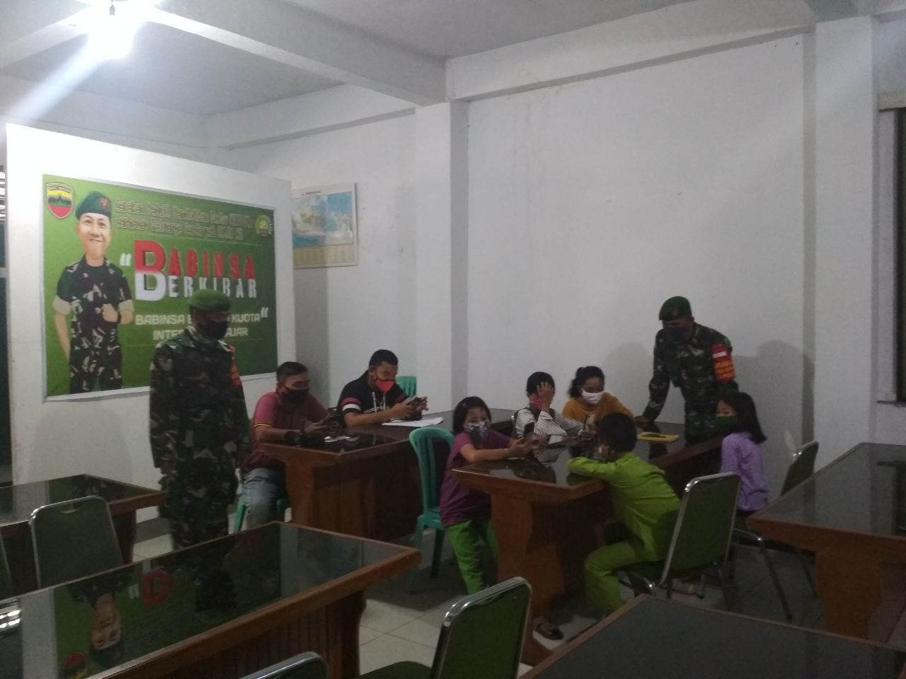 Babinsa Berbagi Kuota Internet dengan Pelajar di Kecamatan  Pekanbaru Kota