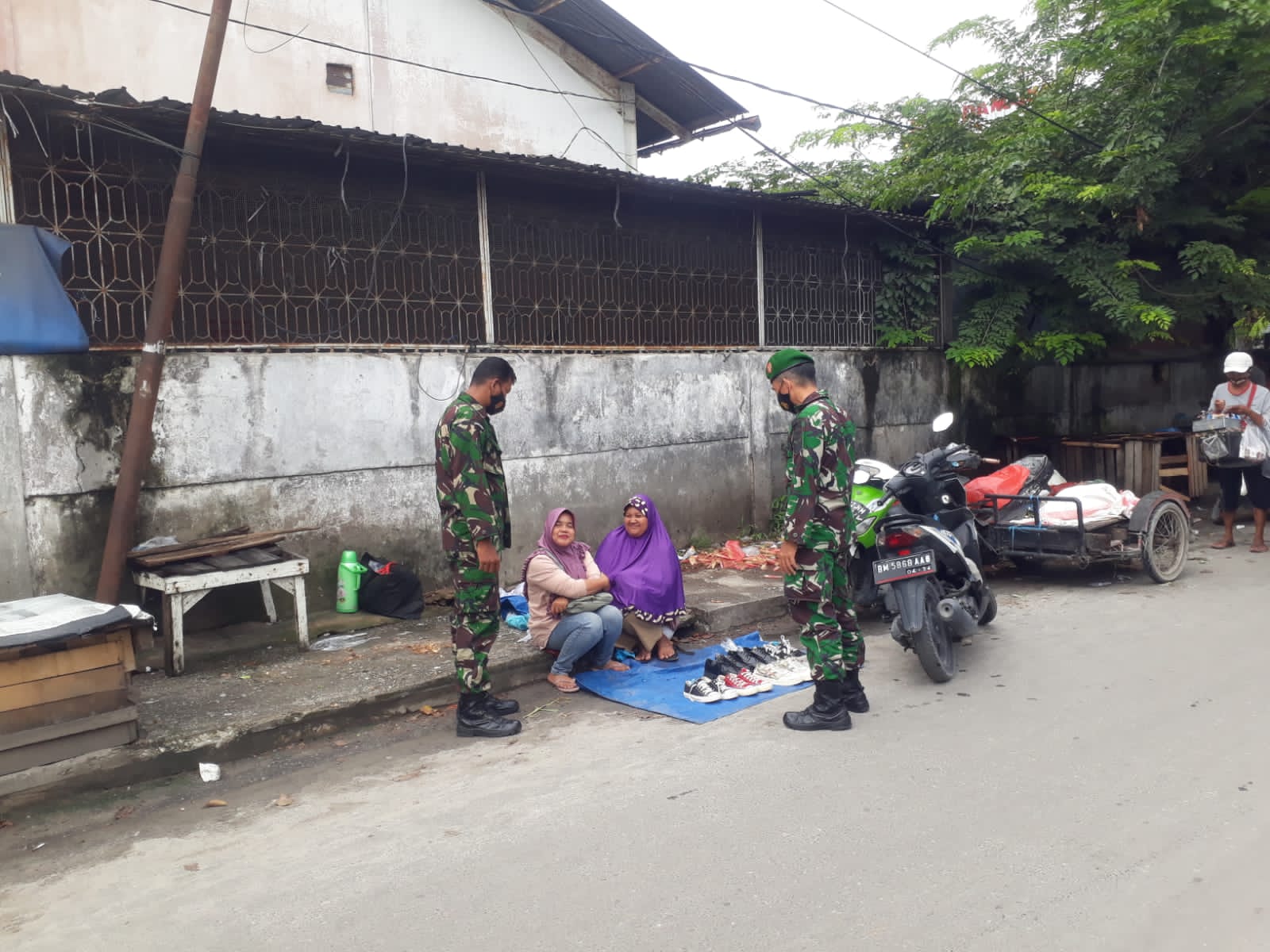 Babinsa Sumahilang  Edukasi Disiplin Prokes di Wilayah Teritorial
