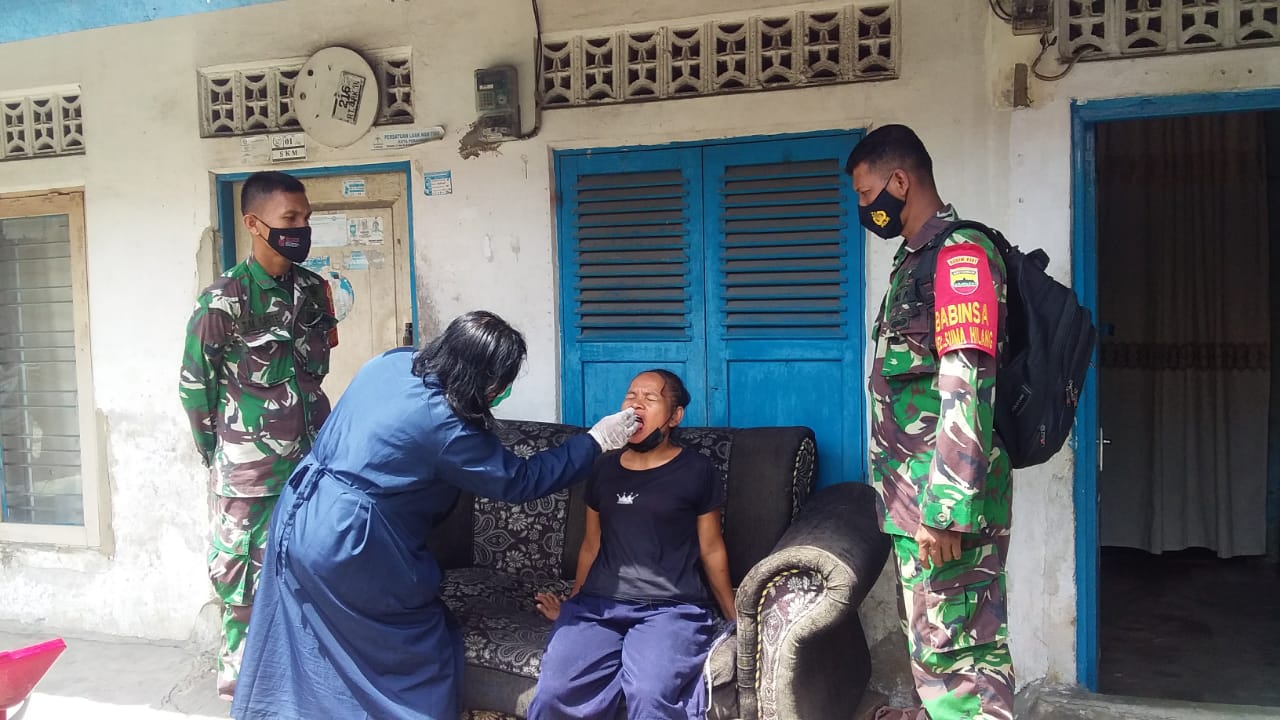 Babinsa Bersama Nakes Gelar Tracing di Jalan Pangeran Hidayat 
