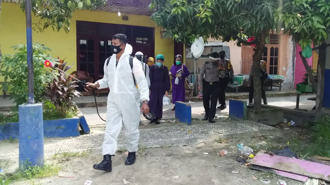 Babinsa Gelar Penyemprotan, Tracing dan Swab Tes di Kelurahan Sumahilang 