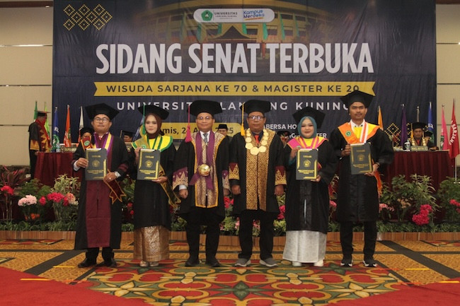 Unilak Wisuda 895 Mahasiswa