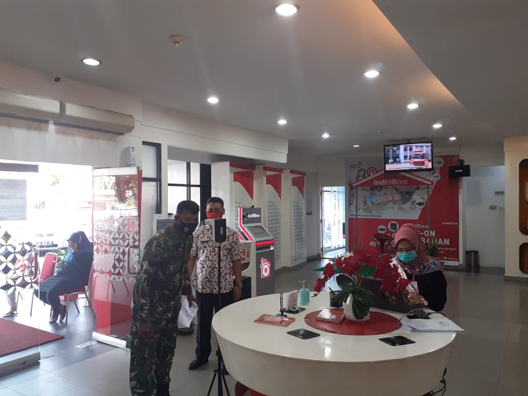 Komsos Graha Telkomsel, Sertu Khairuddin Edukasi Prokes ke Manajemen dan Pelanggan 