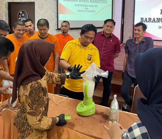 Disaksikan Lima Tersangka, Polisi Musnahkan 4,8 Kg Sabu