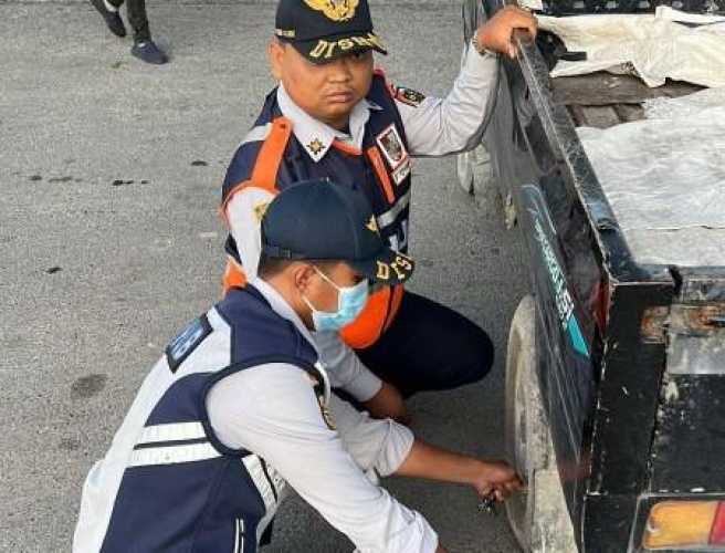 Dishub Pekanbaru Gembosi Ban Mobil Parkir Sembarangan di Pasar Pagi Arengka
