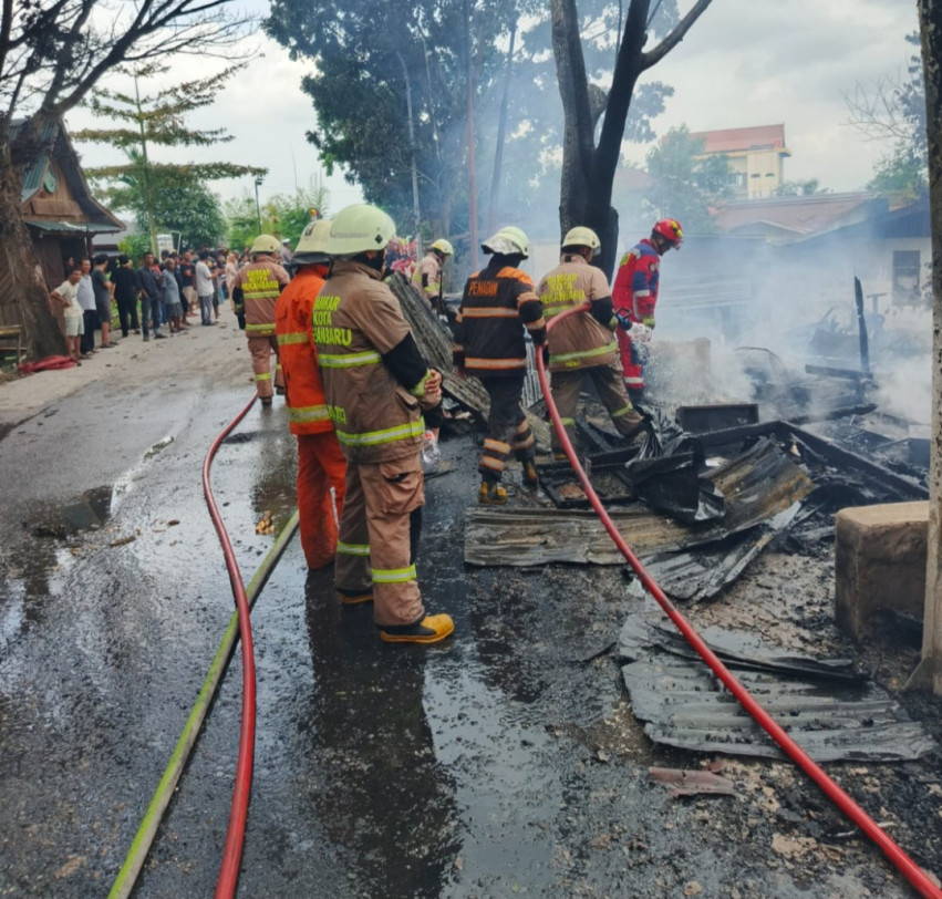 Kios dan Rumah Petak di Jalan Tanjung Karang Pekanbaru Terbakar