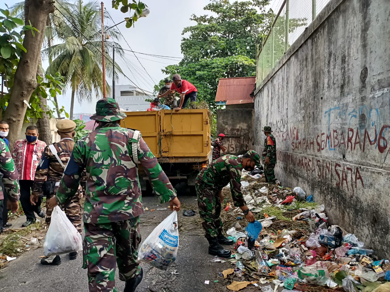 Babinsa Tanahdatar dan Warga Gotong Royong Angkut Sampah di Jalan Muslimin