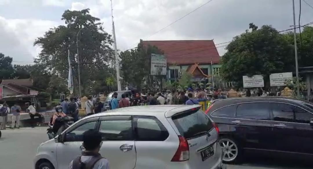 Kontrak Tak Diperpanjang, Puluhan Mantan THL Demo di Depan Kantor DLHK Pekanbaru