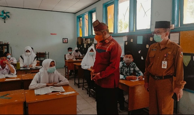 Pastikan Prokes Dijalankan, Ketua DPRD Pekanbaru Tinjau Proses Belajar Tatap Muka