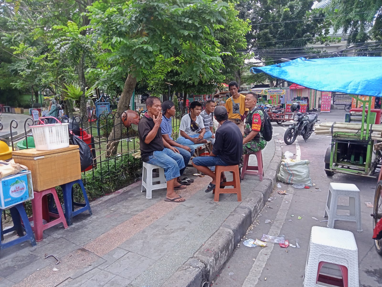 Babinsa Imbau Warga Taat Prokes dan Tidak Berkerumun