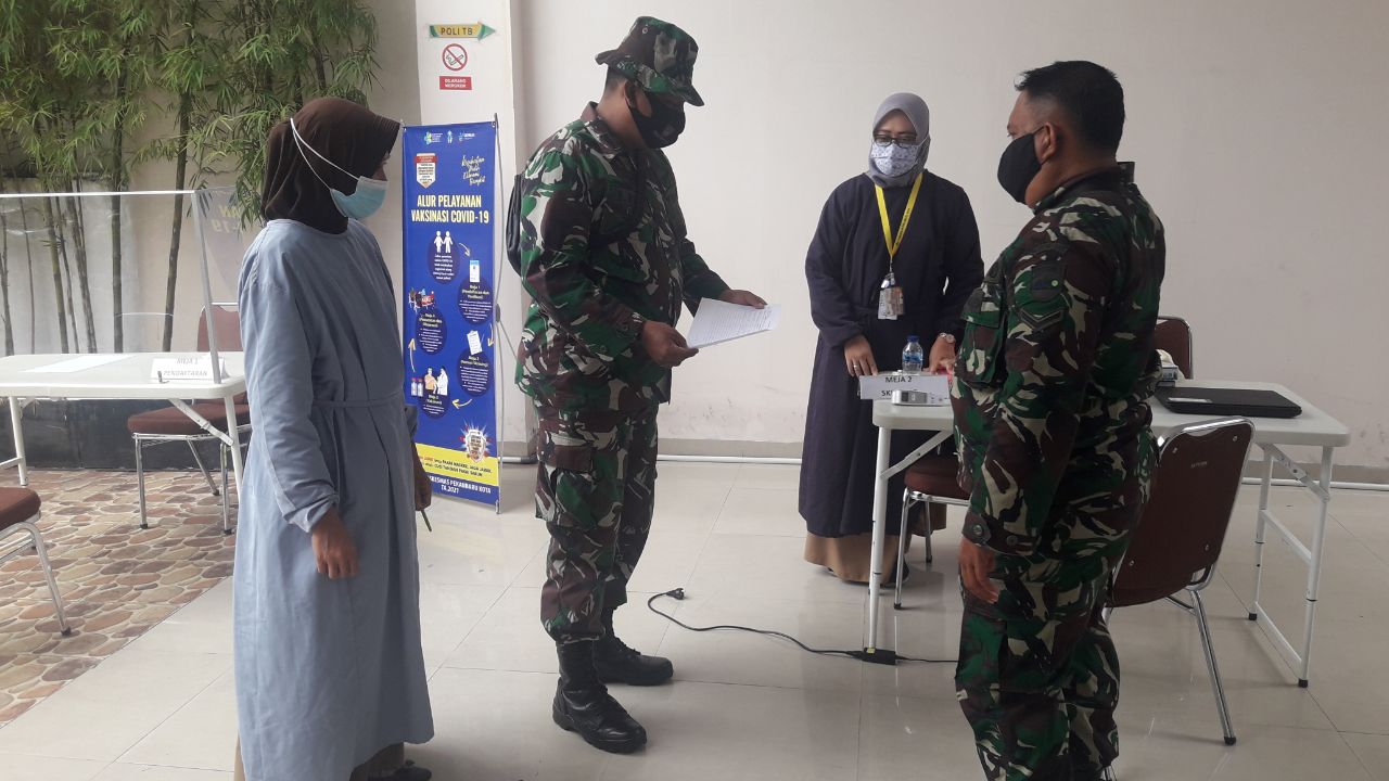 Babinsa Monitoring Vaksinasi Covid-19 di Puskesmas Pekanbaru Kota 