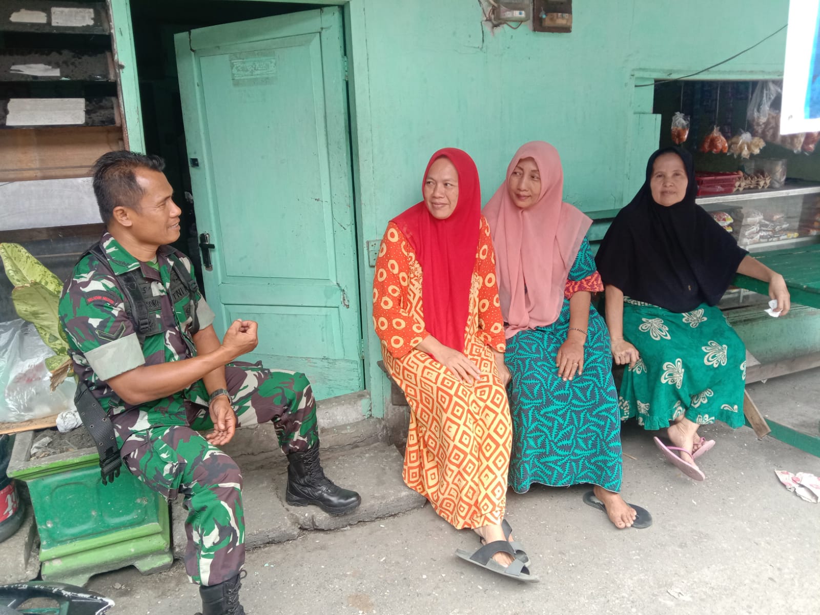 Babinsa Mendata Warga Miskin di Wilayah Teritorial