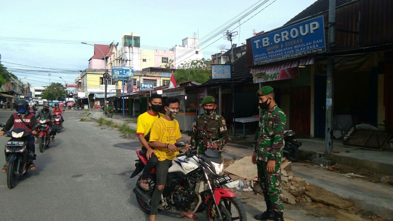 Pelda Adi Yusuf dan Serda R Sitorus Bagikan Masker ke Warga