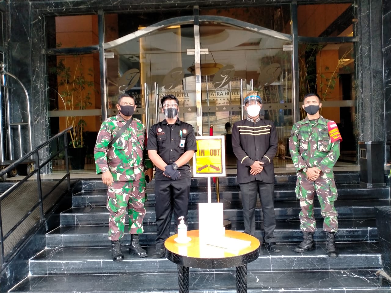 Babinsa Kota Tinggi  Komsos dan Cek Prokes di Hotel Jatra 