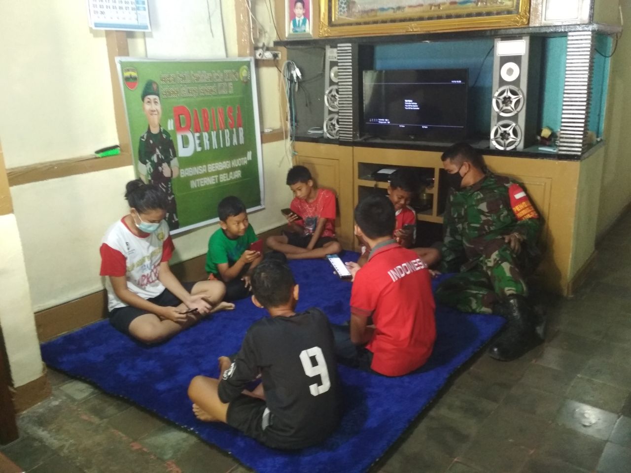 Lagi Babinsa Kotabaru Gelar Program Berkibar, Bantu Pelajar Belajar Daring 