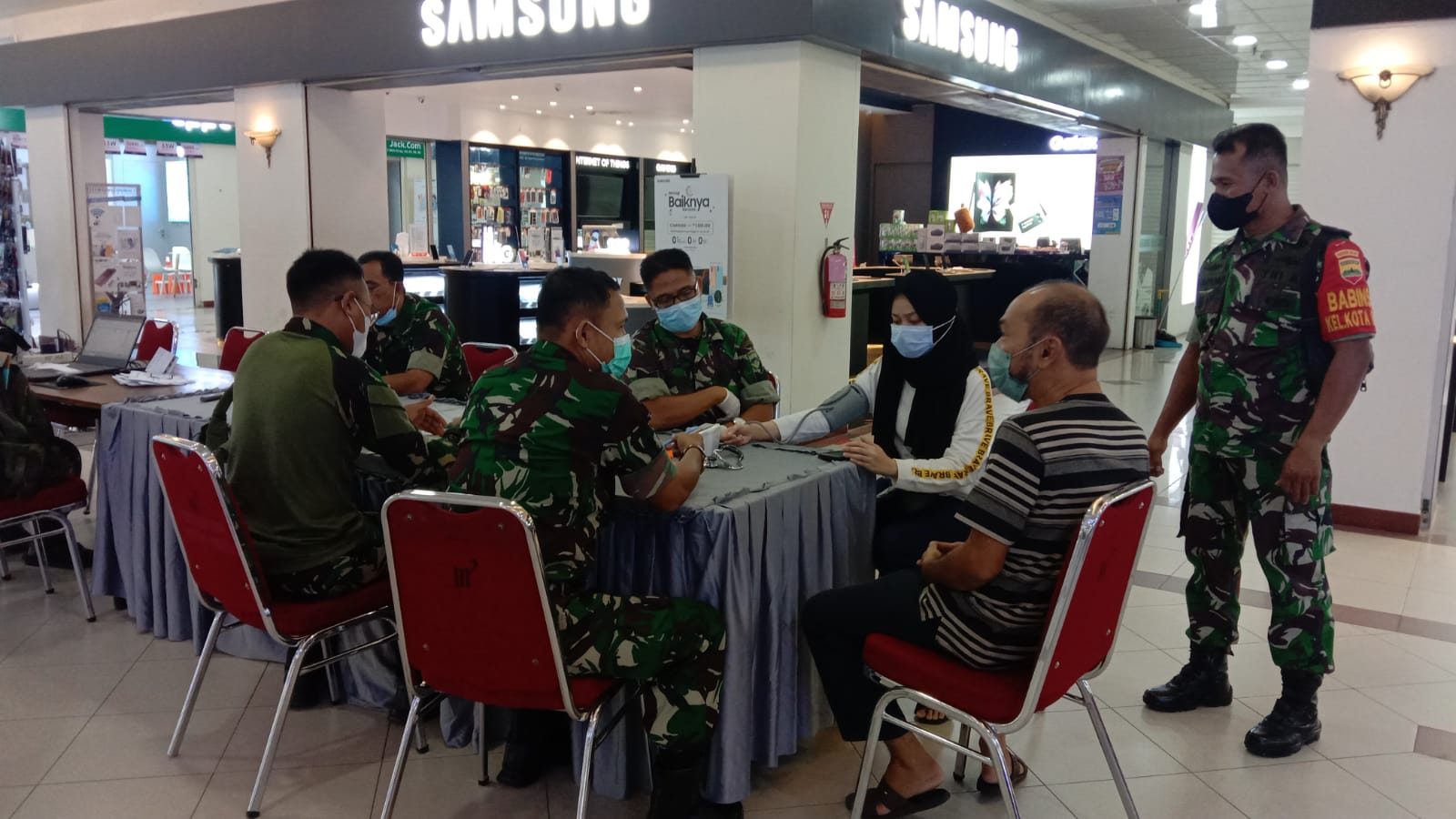 Rutinitas Babinsa Koramil 03  Kota Monitoring Vaksinasi di Mall Pekanbaru 
