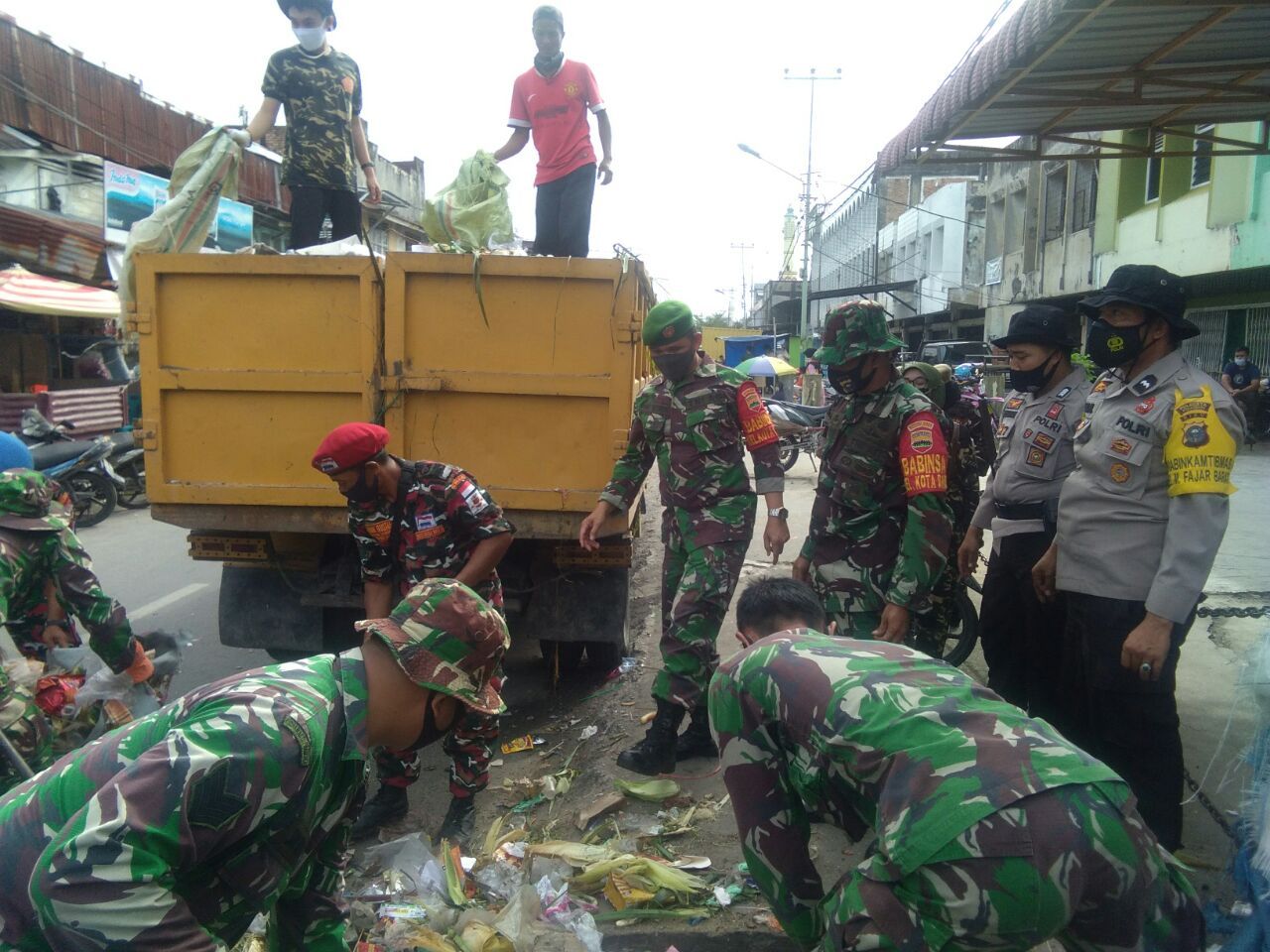 Babinsa-Bhabinkamtibmas Bersama Laskar Merah Putih Lakukan Pembersihan Sampah