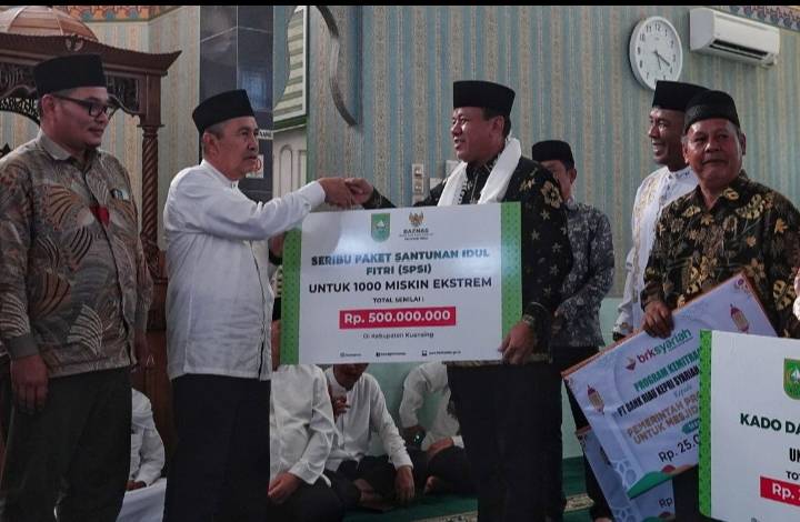 Safari Ramadan di Kuansing, Gubri Serahkan 1.000 Paket Santunan Idulfitri