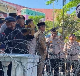 Demo Tolak Relokasi TNTN di Depan DPRD Riau, Polisi Pasang Kawat Berduri