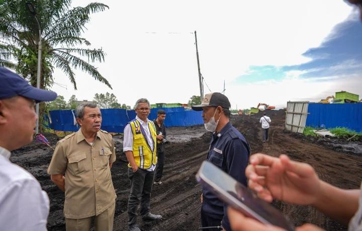 Gubri Kesal Temukan Banyak Jalan Hancur dan Rusak